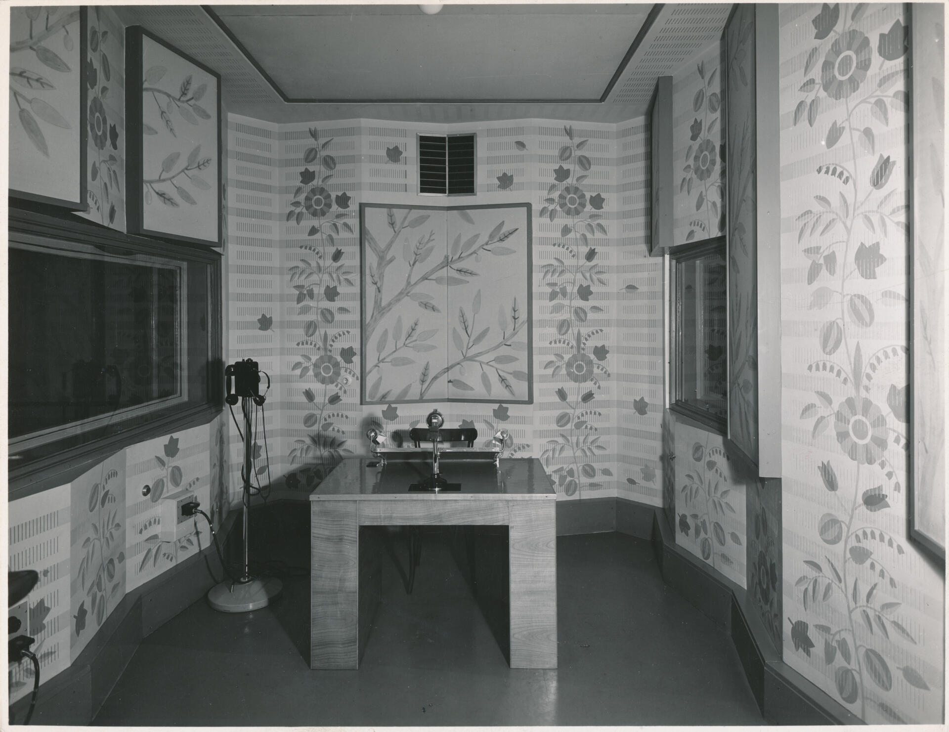 Historisches Radiostudio mit floralem Art-Deco-Dekor