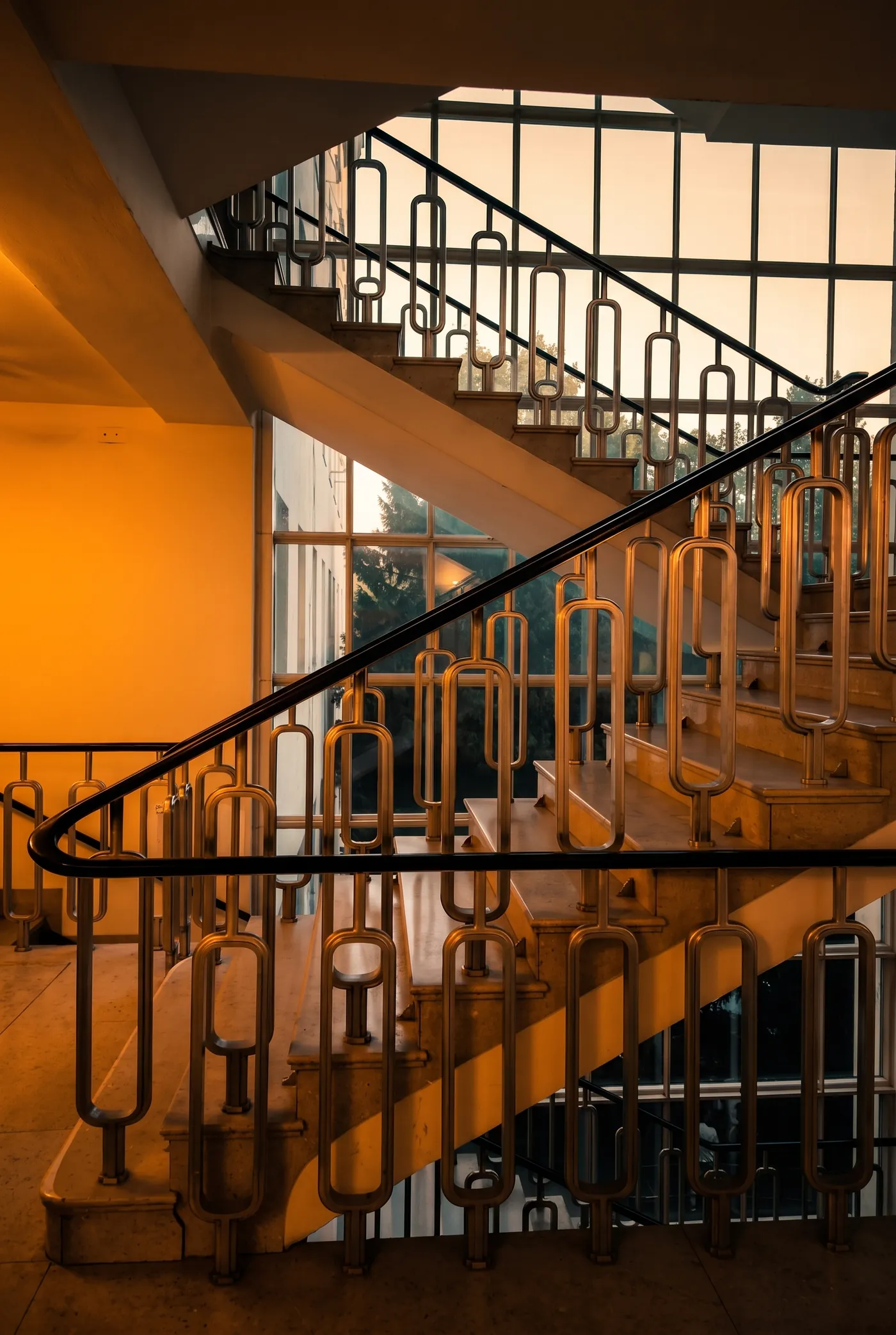 Historisches Stiegenhaus mit Messinggeländer